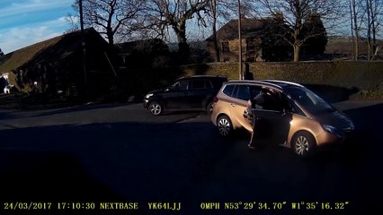 Cette voiture roule sans le conducteur !! Marche arrière toute !