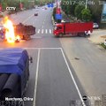 Un motard prend feu en percutant un camion