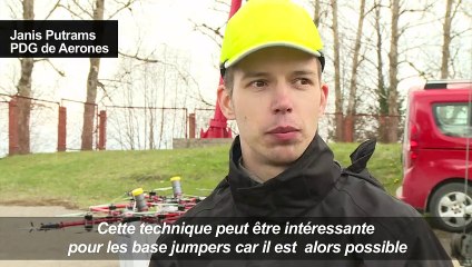 Sauter d'un drone en parachute, une première mondiale en Lettoni