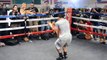 Un boxeur fait un show impressionnant à la corde à sauter