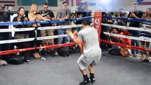 Un boxeur fait un show impressionnant à la corde à sauter