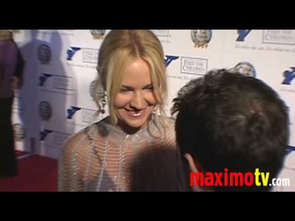 SHARON CASE at 2009 World Magic Awards October 10, 2009