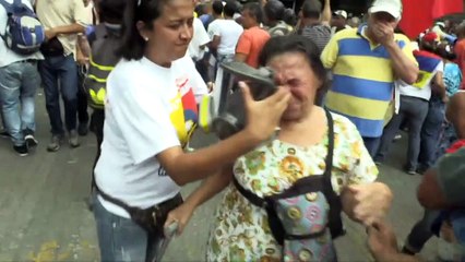 Polícia usa gás de pimenta contra idosos na Venezuela