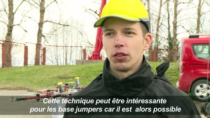 Sauter d'un drone en parachute, une première mondiale en Lettoni