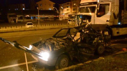 Tırın Altında Sürüklenen Otomobilden Kurtarıldı