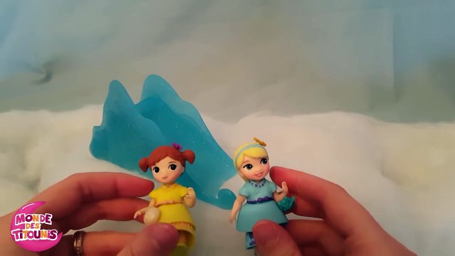 Reine des Neiges. Elsa Anna Olaf font du toboggan. Jouet enfan