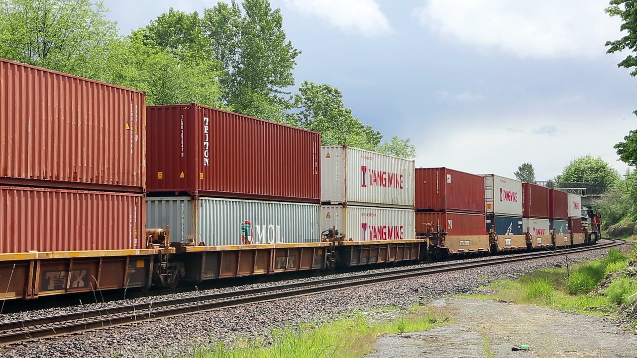 Amtrak Cascades Chargers on Empire Builder #7 with BNSF Leading