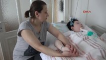 Çaresiz Hasta Kızının Başından 22 Yıldır Ayrılmayan Anne 'Anneler Günü'ne Karşı