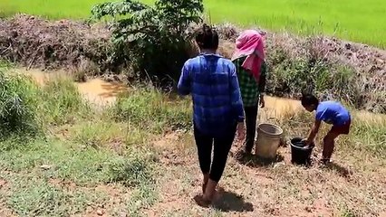 Amazing beautiful girl Fishing in combodia (2)