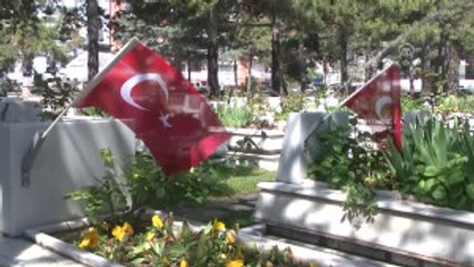 Kimimiz Şehit Anasıyız, Kimimiz de Şehitlerin Yetimlerinin Anasıyız"