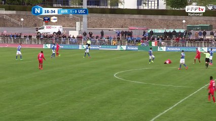 Allée qui se plaint de la cheville après ce tacle