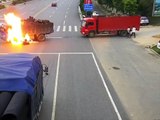 Un motard prend feu en percutant le réservoir d'un camion