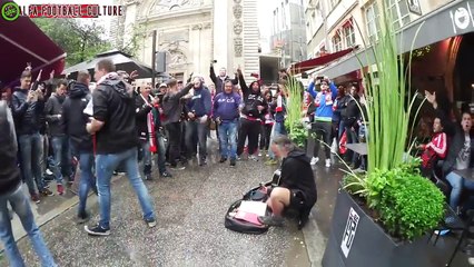 Télécharger la video: Ces fans de Foot donnent de l'argent à un musicien de rue et chantent ! AJAX OL LYON