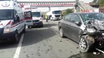 Sakarya Otomobil Kırmızı Işıkta Duran Otomobile Çarptı 7 Yaralı
