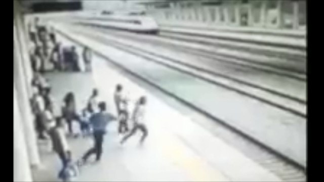 Ragazza tenta il suicidio, ferroviere le salva la vita