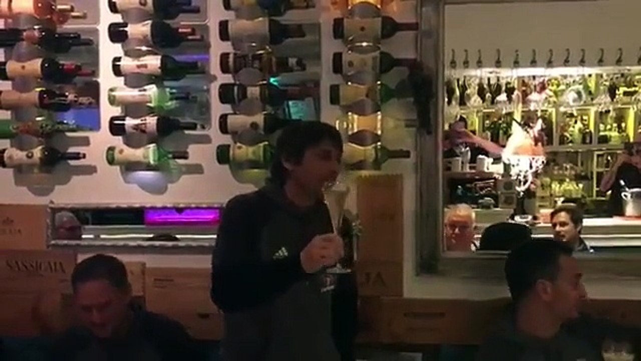 Antonio Conte brinda col Chelsea campione - "Annata agghiacciante"