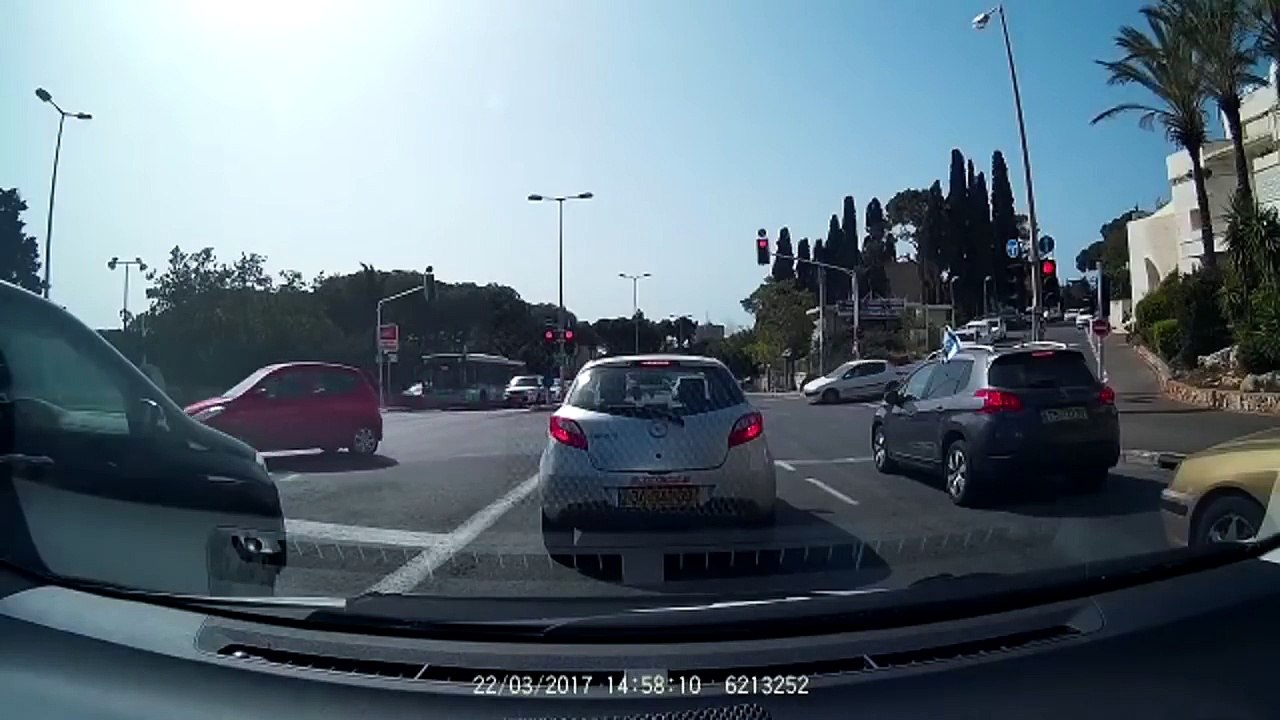 Une Audi A3 prend feu dans un gros crash à cause d'un dépassement.