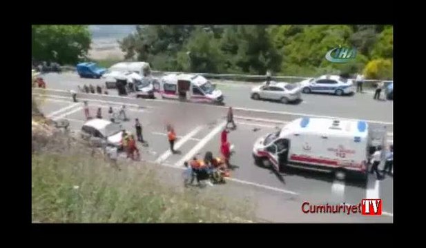 Yolcu minibüsü uçuruma yuvarlandı: Ölü ve yaralılar var