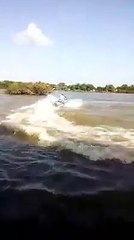 CHÉRIF OUSMANE MADANI HAIDARA AVEC SON QUAD SUR LE FLEUVE NIGER