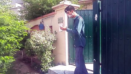 IQ Vines - BELL DOOR DITCHER.(FUNNY VIDEO).tag your two friends...