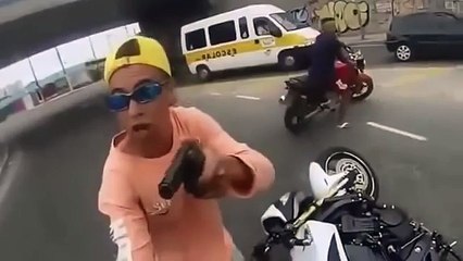 Intenta Robar una Moto y Recibe su Merecido (Tienes que Ver)