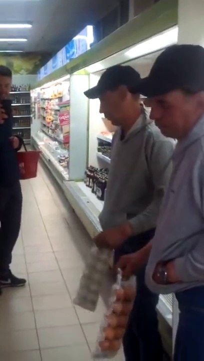 Ce débile complètement bourré se bat contre lui-même