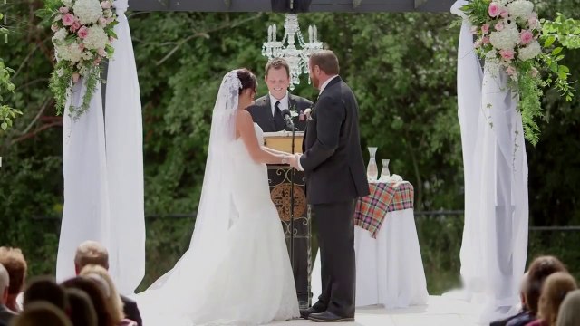 Quand le marié frappe sa future femme devant le prêtre... Ca commence mal ce mariage