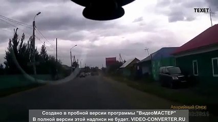 Video  Xe tải vào cua, rớt xe tăng xuống đường   VTC News