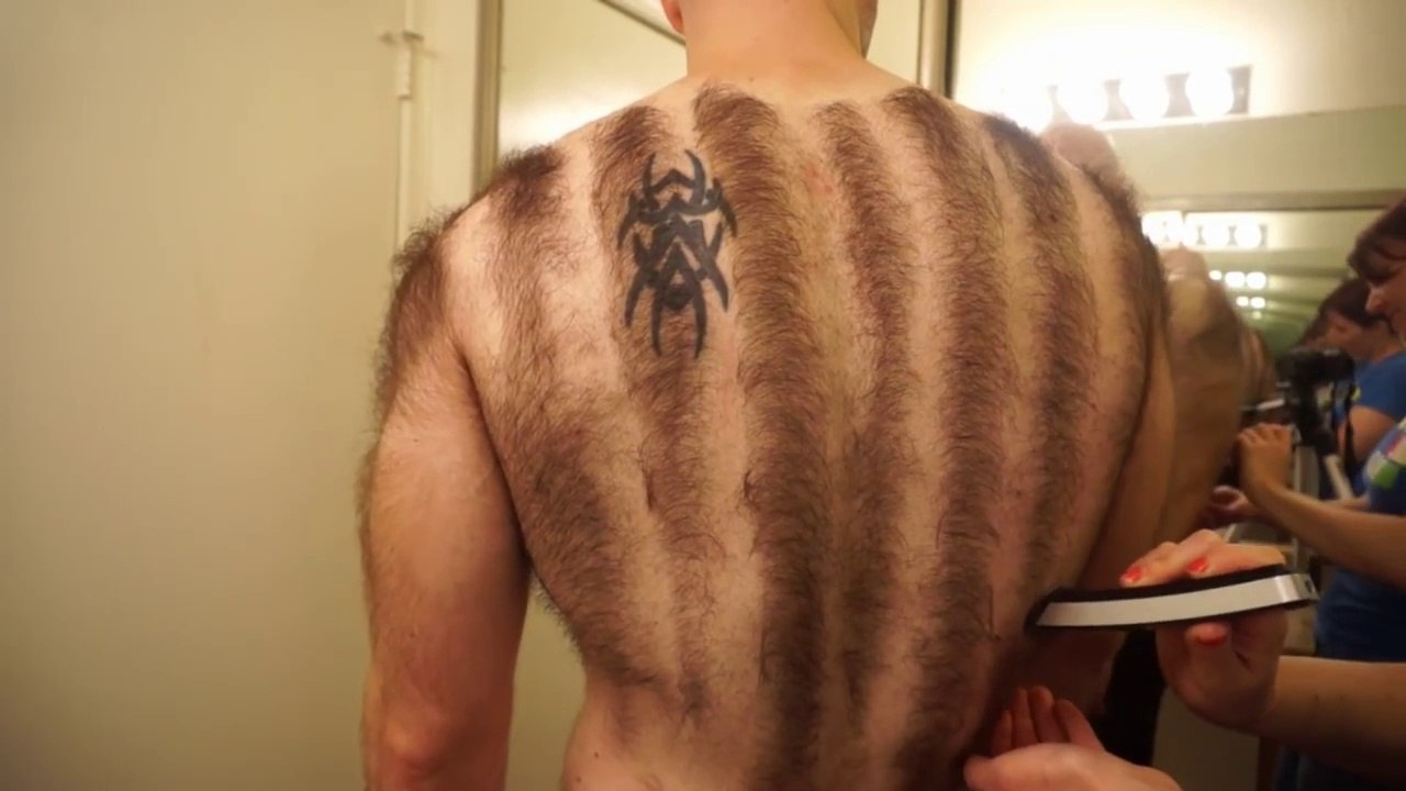 Ce gars super poilu se tond complètement le corps... Ouahhh