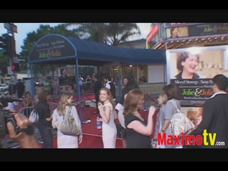 AMY ADAMS Loves Her FANS at 'JULIE & JULIA' Premiere July 27, 2009