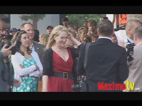 MERYL STREEP Loves her FANS at 'JULIE & JULIA' Premiere July 27, 2009