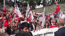 TVNet önünde Atatürk protestosu