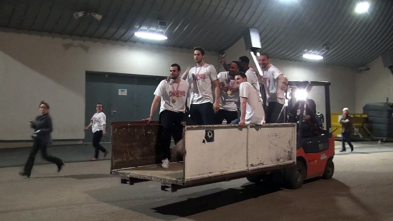 Les joueurs de la JL Bourg fête leur titre de Pro B sur un transpalette !