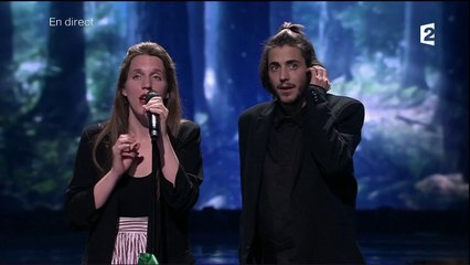 Salvador Sobral, vainqueur de l'Eurovision, interprète avec sa soeur « Amor pelos dois » (France 2)