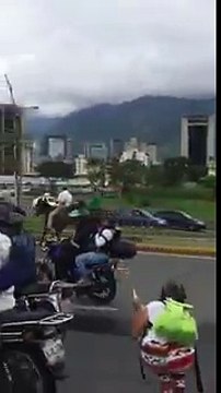 Venezuela: Caravanas de automóviles, motos, bicicletas e incluso caballos