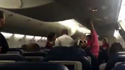 Tommie Lee thrown off plane for not giving up wine