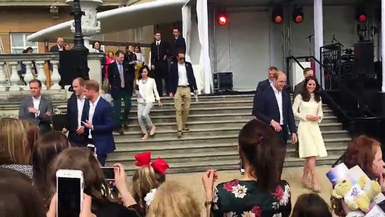 Kate, Wills and Harry host children of servicemen