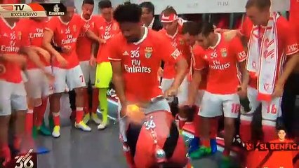 La célébration totalement barrée des joueurs du Benfica pour fêter le titre !