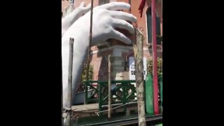 Venezia, mani giganti sbucano dal Canal Grande