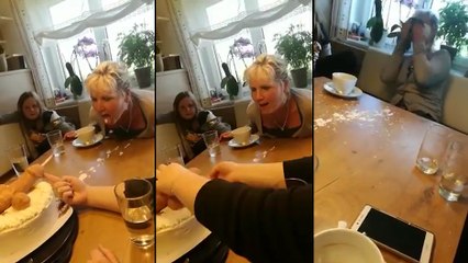 Maman se fait offrir un gateau d'anniversaire insolite
