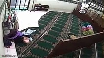 CCTV Caught How a Woman Stealing in Mosque