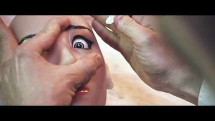 Le rappeur LOAS investit une usine de Sex Dolls pour l’un de ses clips