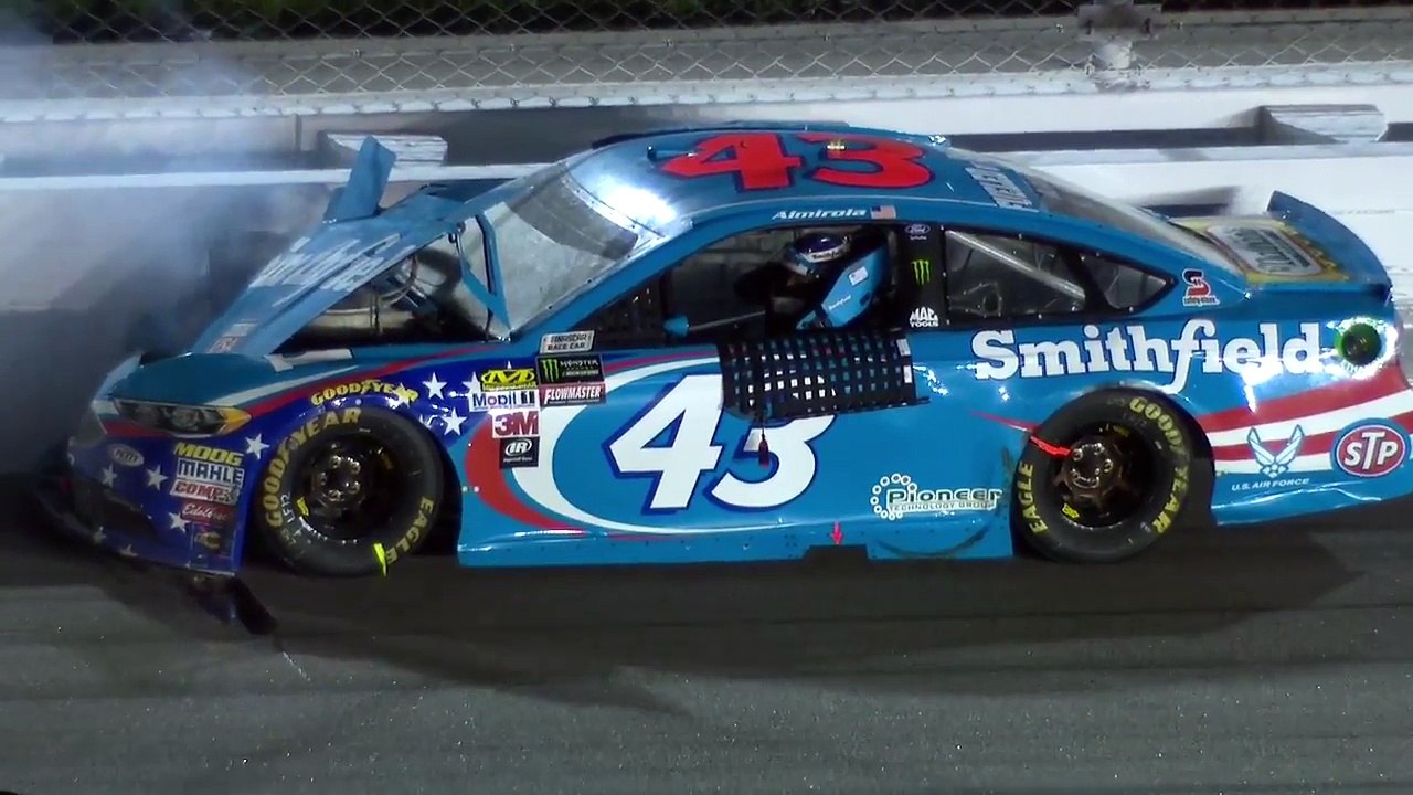 Un spectaculaire accident en NASCAR !