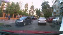 Femme vs Klaxon de voiture (Kiev)