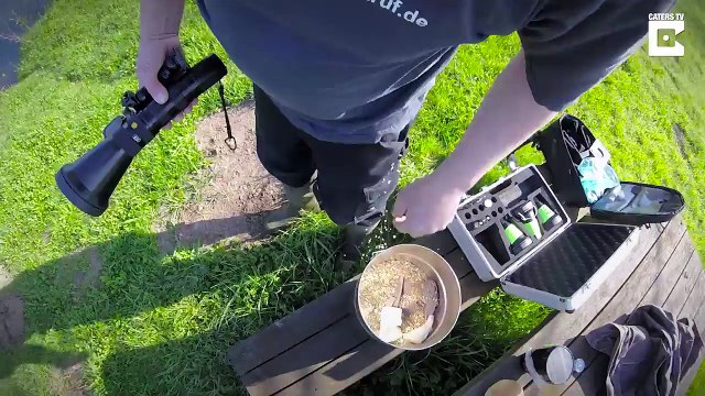 Sauvetage d'un cygne avec un hameçon dans une patte