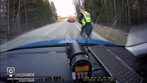 Un policier lance une herse pour arrêter une voiture (Estonie)