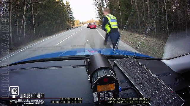 Un policier lance une herse pour arrêter une voiture (Estonie)