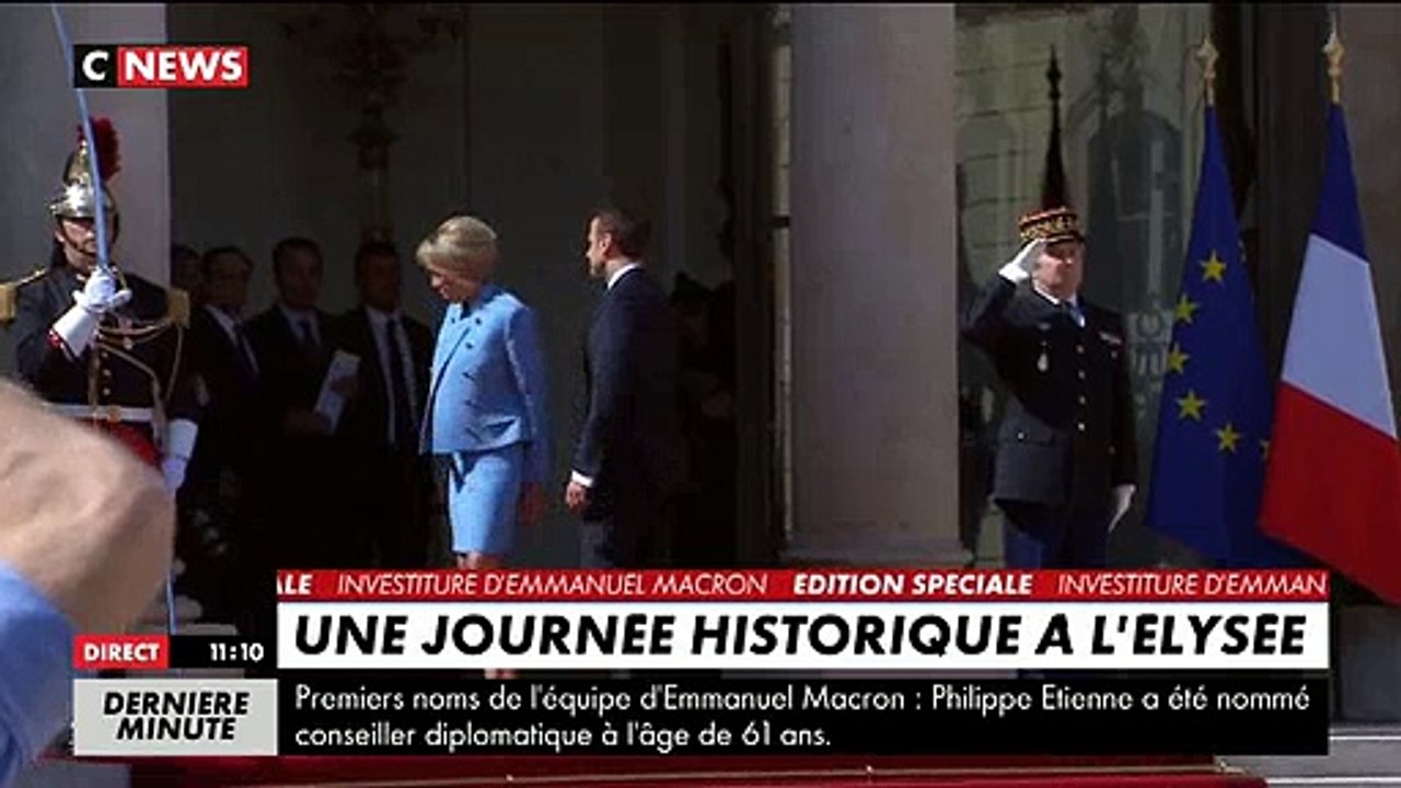 L'image insolite d'Emmanuel Macron montant 4 à 4 l'escalier de l'Elysée après le départ de François Hollande