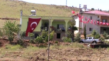 Anneler Günü'ne Şehit Oğlunun Kabrini Ziyaret Ederek Başladı