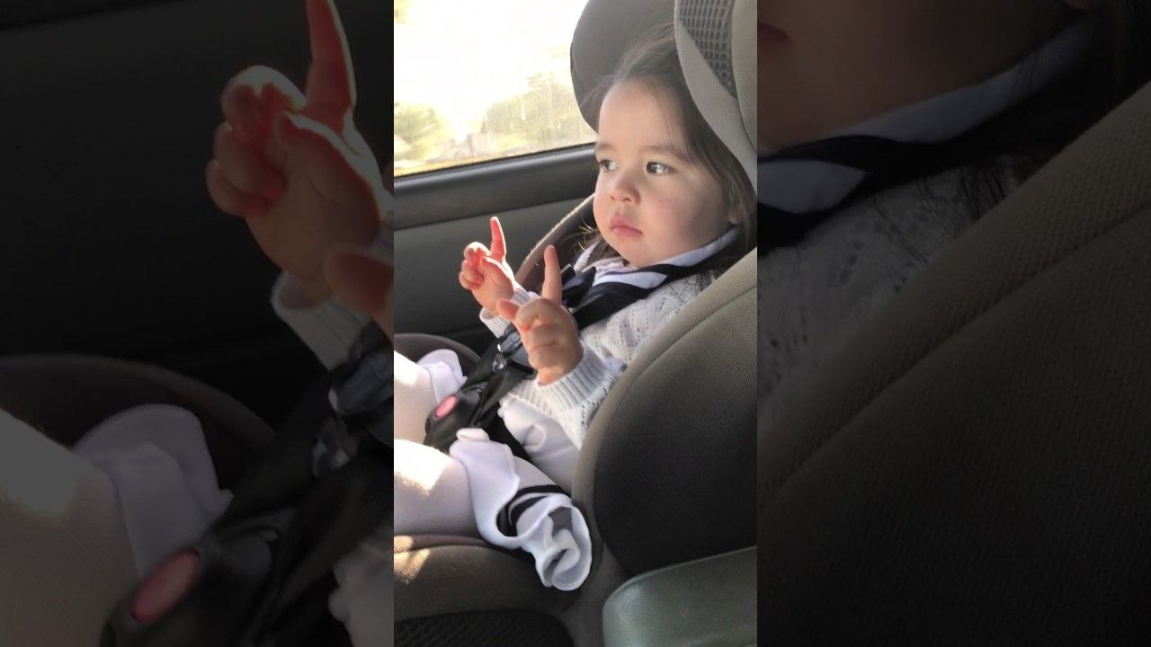 Une fillette attend le drop d'une chanson